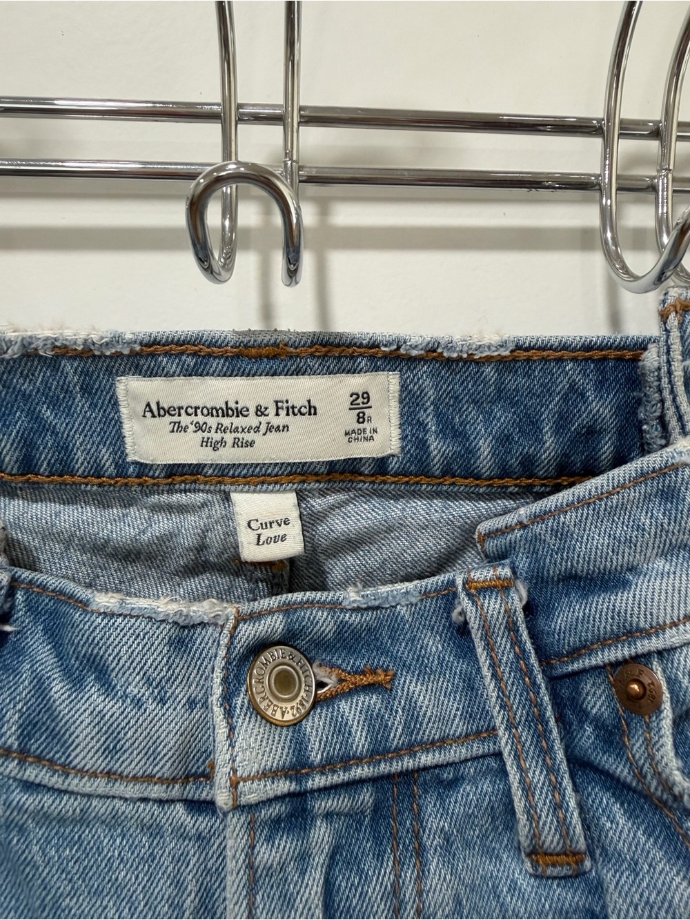 Abercrombie & Fitch Curve Love High-Rise Relaxed Jeans - Light Wash Blue